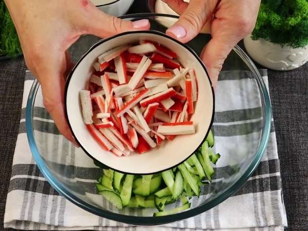 Нежный крабовый салат с плавленым сыром и огурцом