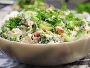 Нежный крабовый салат с плавленым сыром и огурцом