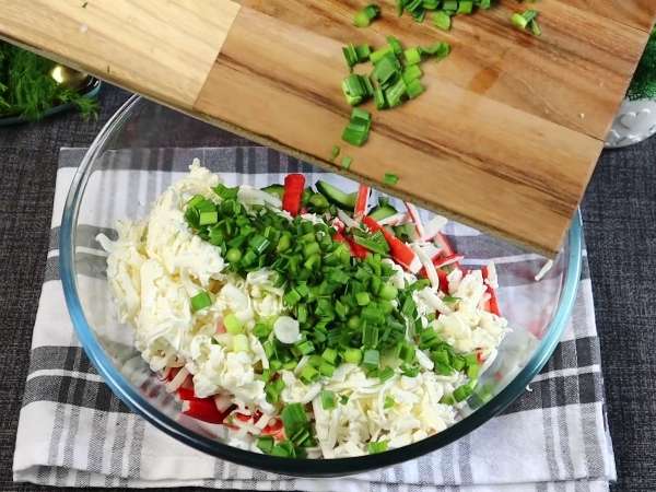 Нежный крабовый салат с плавленым сыром и огурцом