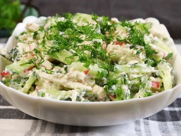 Нежный крабовый салат с плавленым сыром и огурцом