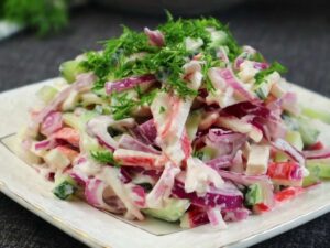 Лёгкий крабовый салат без кукурузы и яиц