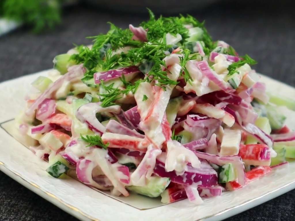 Лёгкий крабовый салат без кукурузы и яиц