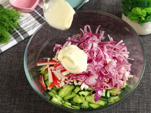Лёгкий крабовый салат без кукурузы и яиц