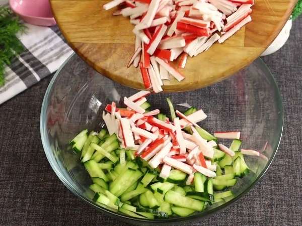Лёгкий крабовый салат без кукурузы и яиц