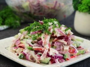 Лёгкий крабовый салат без кукурузы и яиц