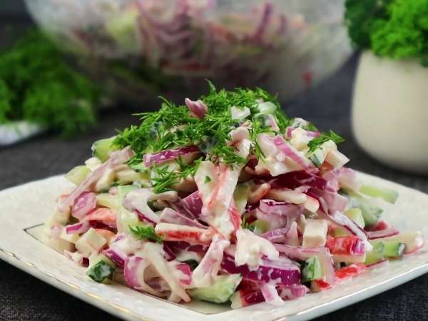 Лёгкий крабовый салат без кукурузы и яиц
