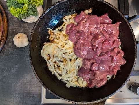 Нежная жареная куриная печень в сметане с луком и чесноком на сковороде