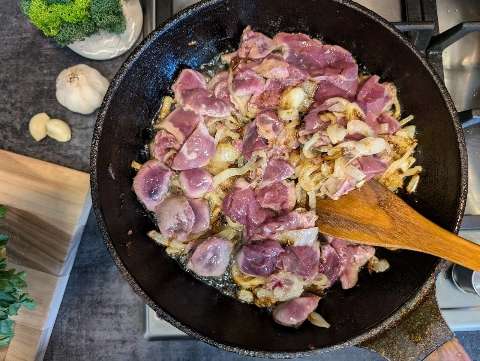 Нежная жареная куриная печень в сметане с луком и чесноком на сковороде