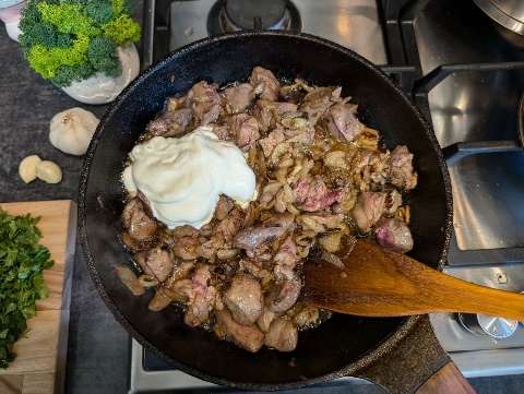 Нежная жареная куриная печень в сметане с луком и чесноком на сковороде