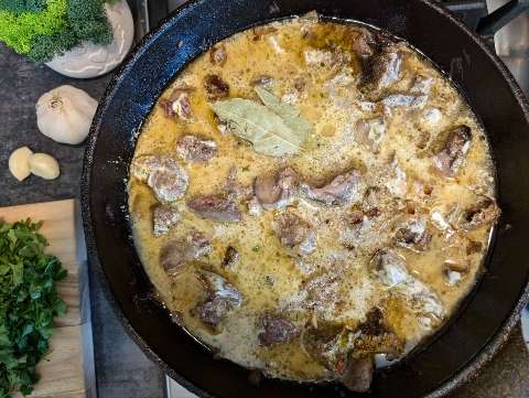 Нежная жареная куриная печень в сметане с луком и чесноком на сковороде