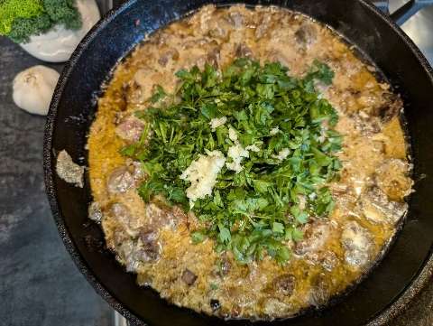 Нежная жареная куриная печень в сметане с луком и чесноком на сковороде