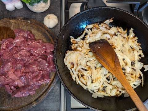 Нежная жареная куриная печень в сметане с луком и чесноком на сковороде