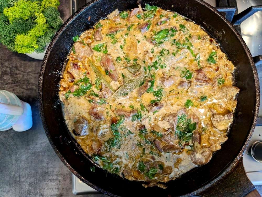 Нежная жареная куриная печень в сметане с луком и чесноком на сковороде