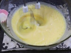 Пряный летний пирог с абрикосами и изюмом
