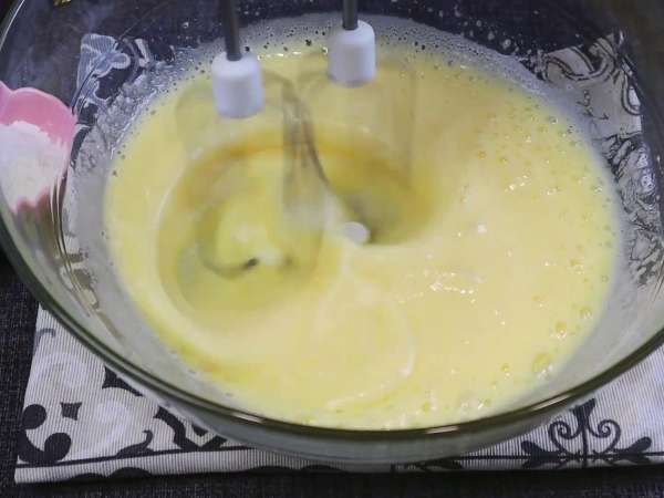 Пряный летний пирог с абрикосами и изюмом