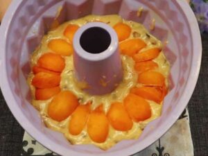 Пряный летний пирог с абрикосами и изюмом