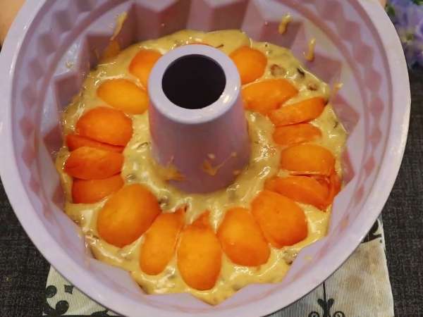 Пряный летний пирог с абрикосами и изюмом