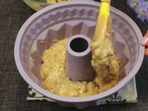 Пряный летний пирог с абрикосами и изюмом