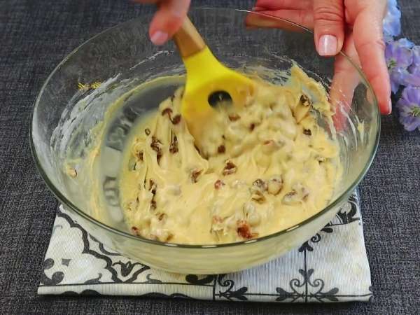 Пряный летний пирог с абрикосами и изюмом