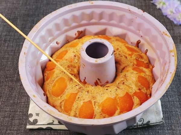 Пряный летний пирог с абрикосами и изюмом