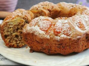 Пряный летний пирог с абрикосами и изюмом