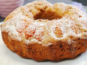 Пряный летний пирог с абрикосами и изюмом