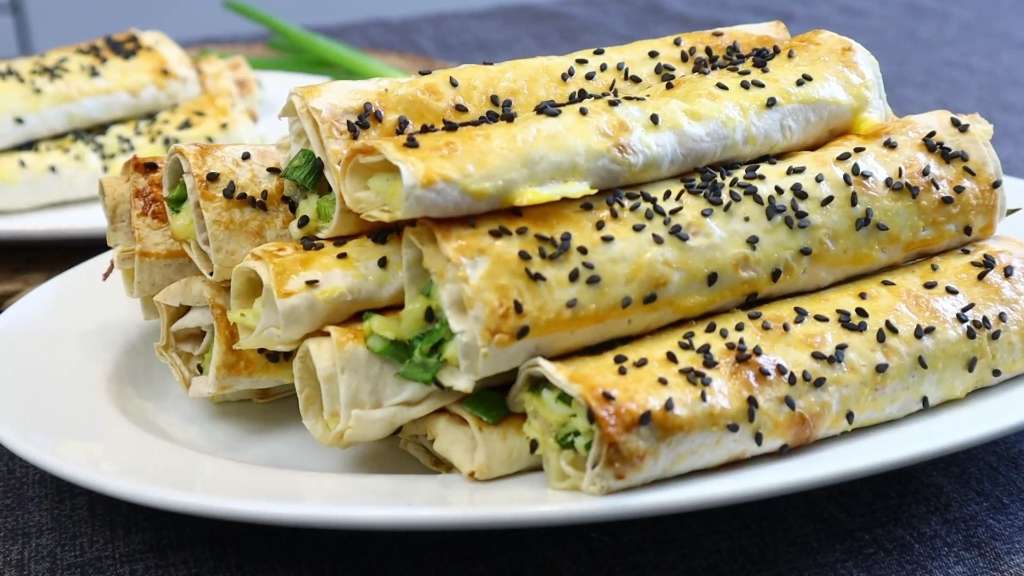 Рулетики из лаваша с яйцом сыром и луком