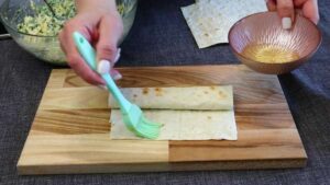 Рулетики из лаваша с яйцом сыром и луком