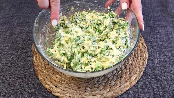 Рулетики из лаваша с яйцом сыром и луком
