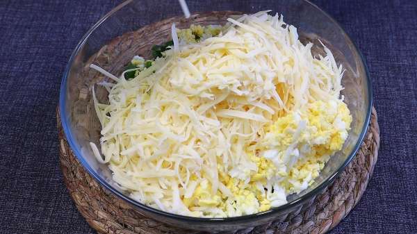 Рулетики из лаваша с яйцом сыром и луком