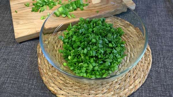 Рулетики из лаваша с яйцом сыром и луком