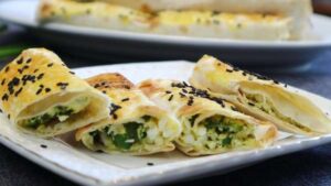 Рулетики из лаваша с яйцом сыром и луком