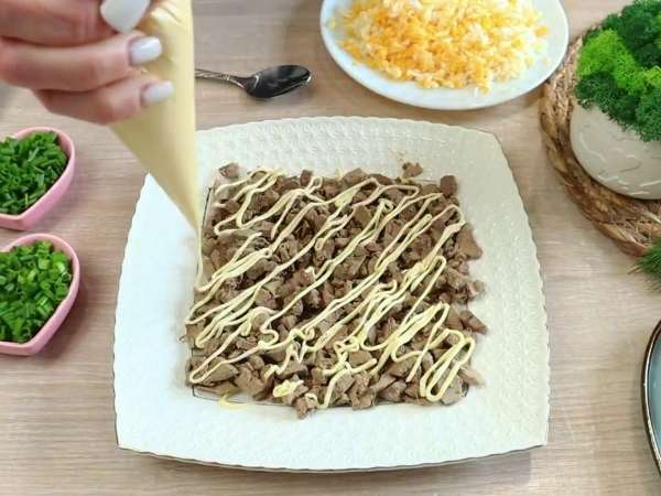 Салат с печенью яйцом грибами и сыром рецепт