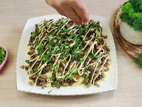 Салат Андрей - с печенью яйцом грибами и луком рецепт