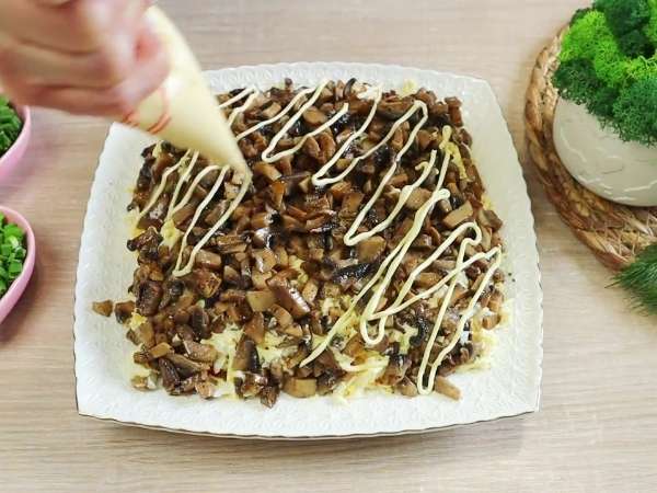 Салат с печенью яйцом грибами и сыром рецепт с помидорами
