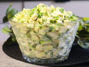 Простой летний салат из молодых кабачков с яйцом, плавленым сыром и укропом