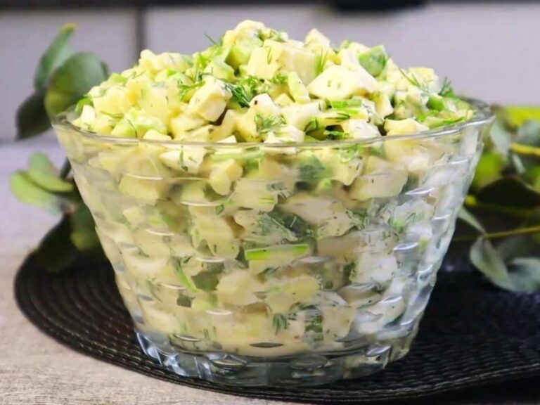 Простой летний салат из молодых кабачков с яйцом, плавленым сыром и укропом