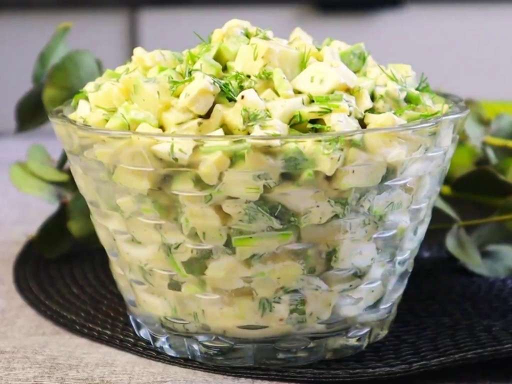 Простой летний салат из молодых кабачков с яйцом, плавленым сыром и укропом