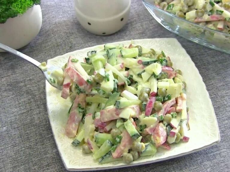 Летний Оливье — салат с редисом, колбасой, свежим огурцом и горошком