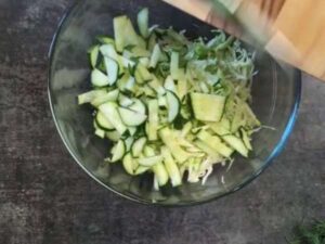 Салат со свежей капустой, помидорами, огурцами, красным луком и маслинами