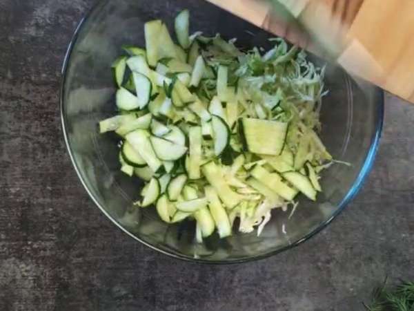 Салат со свежей капустой, помидорами, огурцами, красным луком и маслинами