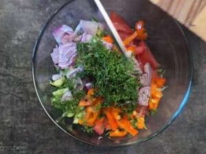 Салат со свежей капустой, помидорами, огурцами, красным луком и маслинами «Гречанка» — отличный салат к шашлыку