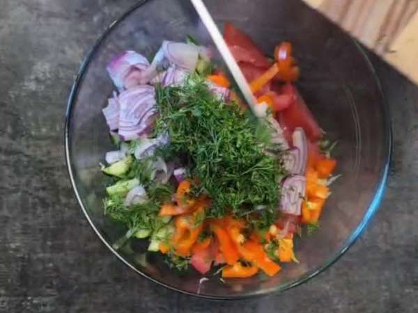 Салат со свежей капустой, помидорами, огурцами, красным луком и маслинами «Гречанка» — отличный салат к шашлыку