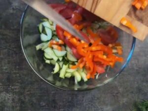 Салат со свежей капустой, помидорами, огурцами, красным луком и маслинами «Гречанка»