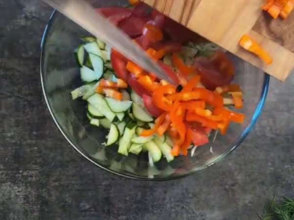Салат со свежей капустой, помидорами, огурцами, красным луком и маслинами «Гречанка»