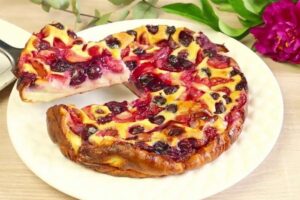 Ягодный клафути с творогом