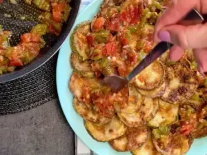 Кабачки жареные с помидорами и перцем