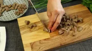 Салат с малосольными огурцами и куриными сердечками