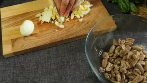 Салат с малосольными огурцами и куриными сердечками