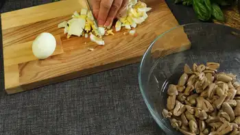 Салат с малосольными огурцами и куриными сердечками